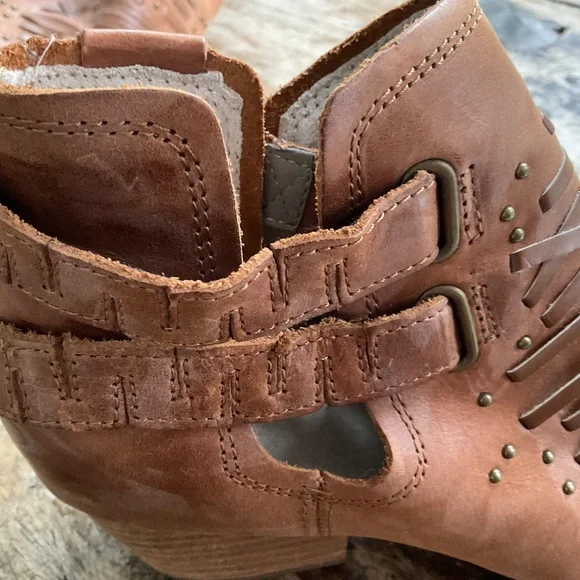 Catepillar CAT tan leather boots 8. - Picture 10 of 14